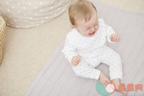 6到11个月,连身衣,紧身衣裤,白人,衣服_gic14872554_Baby girl crying seen from above_创意图片_Getty Images China