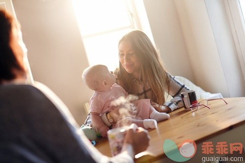 面部表情,室内,不看镜头,父母,人_gic14872979_Young mum having coffee with friend sitting at table with her baby daughter_创意图片_Getty Images China