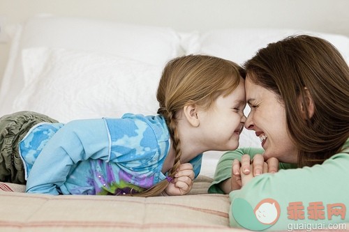 25岁到29岁,床,卧室,休闲装,白人_gic14873175_Mother and daughter (4-5) playing together in bed_创意图片_Getty Images China