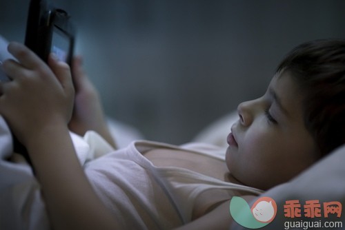 床,棕色头发,写实,白人,衣服_gic14872210_Boy laying (3-4) in bed and using tablet PC at night_创意图片_Getty Images China