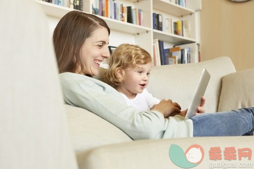 白人,女儿,起居室,不看镜头,母亲_gic14873751_Mother sits with daughter and looks at tablet_创意图片_Getty Images China