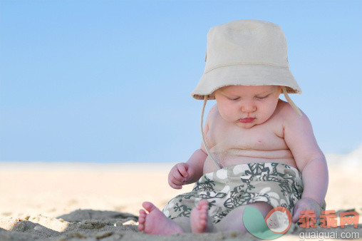 人,度假,户外,快乐,金色头发_157335670_baby boy on a beach_创意图片_Getty Images China