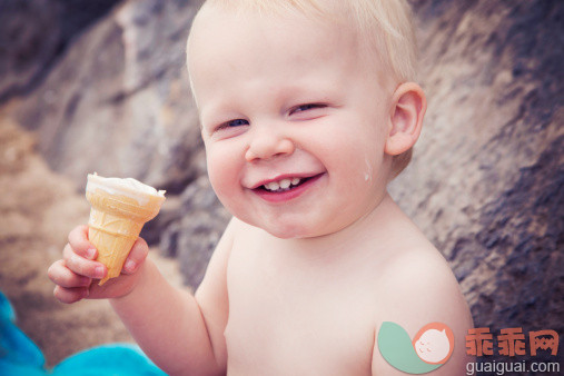 人,饮食,户外,冰淇淋,快乐_124808336_Smiling child eating ice cream_创意图片_Getty Images China