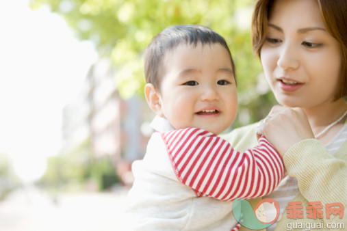 人,衣服,户外,20到24岁,快乐_91173585_Baby boy smiling held in mother's arms_创意图片_Getty Images China