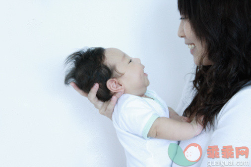 人,影棚拍摄,室内,快乐,爱的_88797063_Woman holding her son_创意图片_Getty Images China