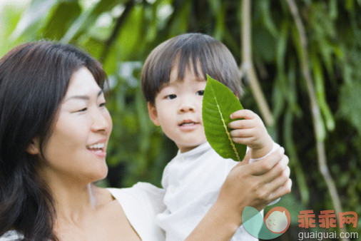 人,衣服,环境,户外,深情的_88797455_Close-up of a boy holding a leaf with his mother_创意图片_Getty Images China