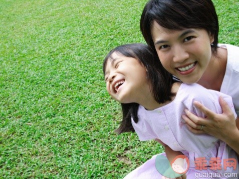 概念,主题,休闲活动,图像,摄影_78307707_Close-up of a young woman smiling with her daughter_创意图片_Getty Images China