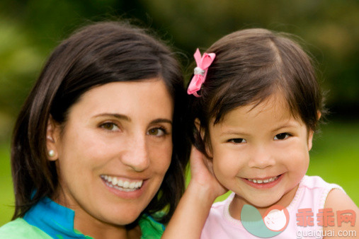 人,衣服,户外,快乐,中长发_79193291_Portrait of a girl smiling with her mother_创意图片_Getty Images China