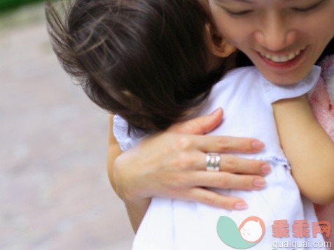 概念,视角,构图,图像,摄影_74227687_Close-up of a young woman embracing her daughter_创意图片_Getty Images China