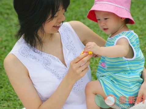 摄影,黑发,户外,头发长度,中长发_71298543_Close-up of a mother carrying her daughter_创意图片_Getty Images China