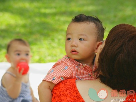 摄影,户外,头发长度,中长发,父母_71298541_Rear view of a mother carrying her son_创意图片_Getty Images China