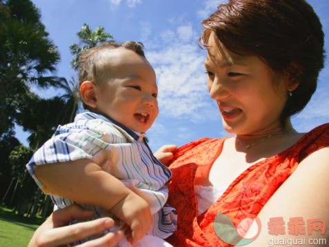 摄影,户外,父母,母亲,头发长度_71298569_Close-up of a mother carrying her son_创意图片_Getty Images China