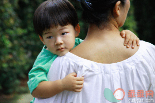 人,衣服,旅游目的地,户外,深情的_88797391_Woman carrying her son in a park_创意图片_Getty Images China