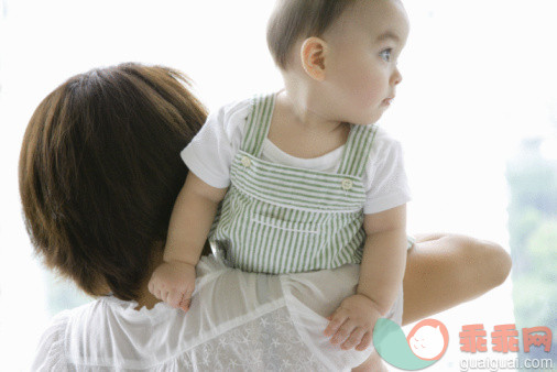 人,衣服,室内,满意,深情的_88797022_Rear view of a woman holding her son_创意图片_Getty Images China