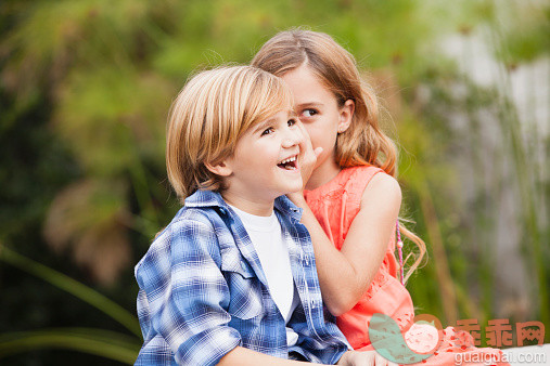 人,休闲装,沟通,户外,人的嘴_531205277_Girl whispering into boys ear_创意图片_Getty Images China