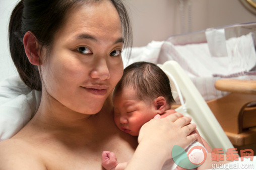 人,床,健康保健,分娩,东亚人_155598621_Newborn Infant with Mom_创意图片_Getty Images China