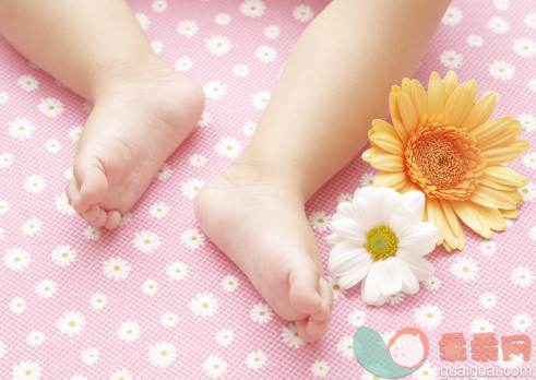 人,室内,四肢,腿,足_108921301_Baby's foot_创意图片_Getty Images China