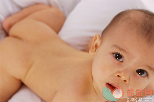 人,室内,人体,人的嘴,白人_gic18569320_Baby lying on a blanket_创意图片_Getty Images China