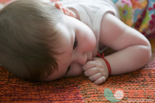 人,婴儿服装,室内,毯子,白昼_95934565_Life as a baby_创意图片_Getty Images China