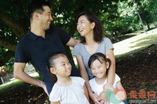 人,衣服,户外,野餐,快乐_88797001_Couple smiling with their children in a park_创意图片_Getty Images China