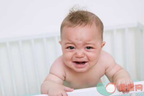 人,室内,卧室,皱眉头,哭_84231305_Mixed race baby crying in crib_创意图片_Getty Images China