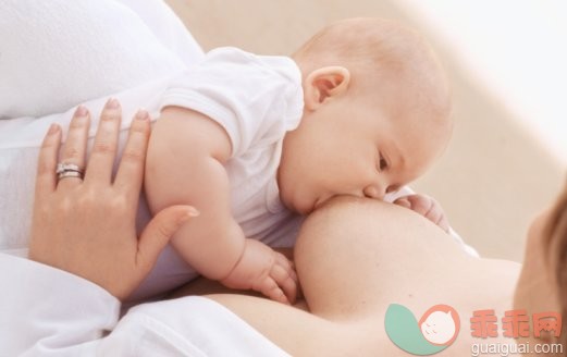 饮食,健康食物,摄影,父母,母亲_skd230552sdc_Close-up of mother breastfeeding baby girl (6-12 months)_创意图片_Getty Images China