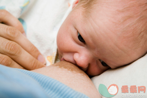 人的眼睛,乳房,毯子,喂养,哺乳_114310856_Breastfeeding_创意图片_Getty Images China