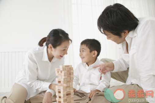 生活方式,摄影,Y51125,家庭,父母_56085697_Family playing with toy_创意图片_Getty Images China