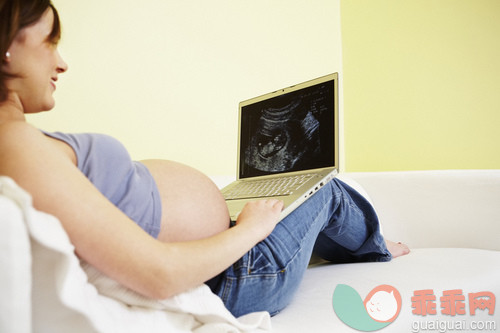 表,人,沙发,生活方式,室内_gic17073623_Pregnant Woman Watching Sonogram on Laptop_创意图片_Getty Images China