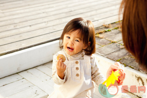 人,休闲装,户外,30岁到34岁,曲奇_107670288_Little girl is eating the cookie._创意图片_Getty Images China