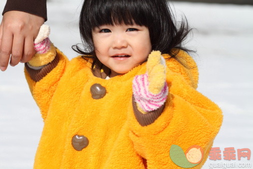 人,户外,冬衣,褐色眼睛,棕色头发_483741261_Baby waving goodbye_创意图片_Getty Images China