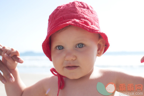 人,帽子,度假,户外,灰色眼睛_137905035_Young girl at beach_创意图片_Getty Images China