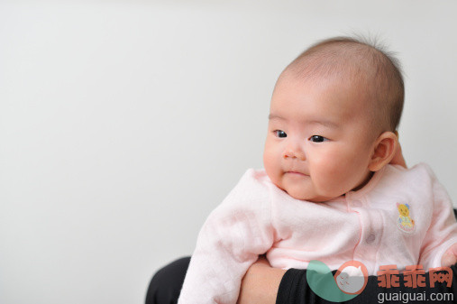 人,婴儿服装,2到5个月,室内,手_108138404_The baby being held_创意图片_Getty Images China