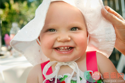 人,婴儿服装,12到17个月,户外,40到44岁_119607732_toddler in white hat, summer picnic_创意图片_Getty Images China