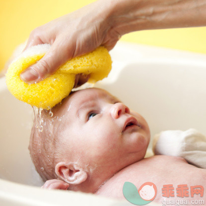 人,深情的,看,触摸,凝视_154920158_Newborn bathing_创意图片_Getty Images China