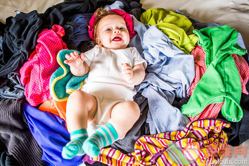 进行中,人,衣服,婴儿服装,生活方式_557473395_Caucasian baby girl laying in pile of laundry_创意图片_Getty Images China