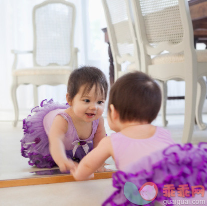 进行中,装扮,人,婴儿服装,椅子_478168839_Baby girl admiring herself in mirror_创意图片_Getty Images China