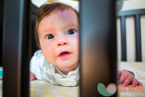 进行中,人,生活方式,2到5个月,室内_557473397_Close up of Caucasian baby girl laying in crib_创意图片_Getty Images China