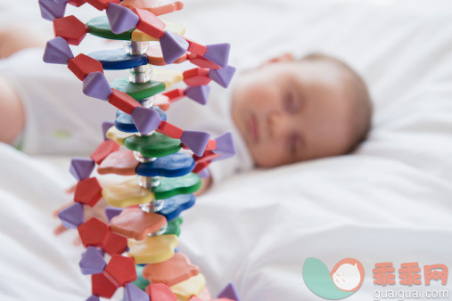 人,婴儿服装,床,科学,2到5个月_485221787_Baby girl (2-5 months) sleeping in bed behind DNA model_创意图片_Getty Images China