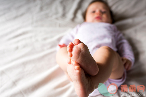 人,2到5个月,室内,白昼,奥克兰_559321547_The feet of a baby on a white bedspread._创意图片_Getty Images China