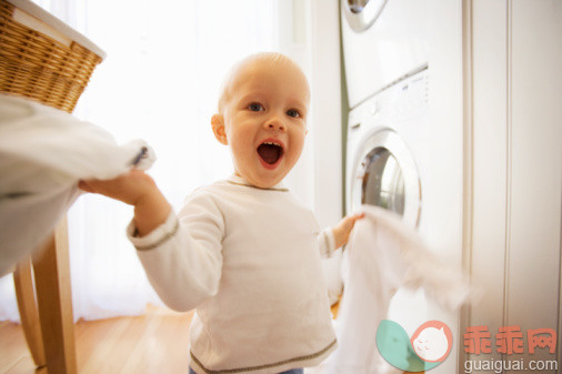 人,住宅内部,室内,站,拿着_85308925_Baby helps do laundry_创意图片_Getty Images China