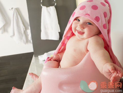 人,2到5个月,室内,住宅房间,毛巾_482147815_Caucasian baby girl siting in high chair_创意图片_Getty Images China