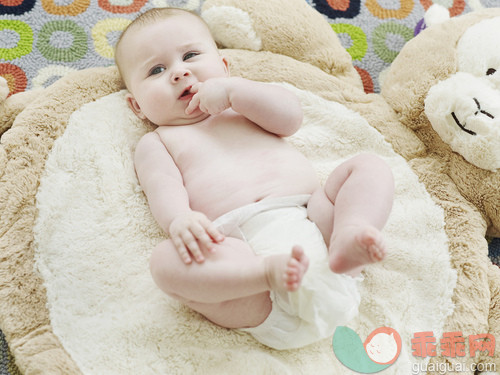 人,小毯子,尿布,室内,躺_gic17845492_Baby in Diaper on Bear Rug_创意图片_Getty Images China