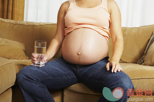 人,沙发,生活方式,室内,人体_gic17073834_Pregnant Woman with Glass of Water_创意图片_Getty Images China