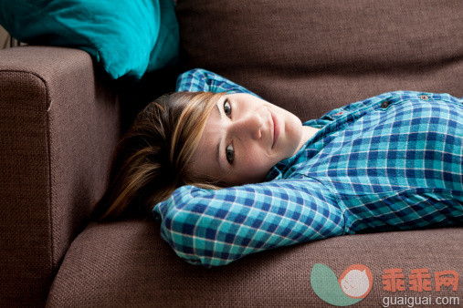 人,沙发,室内,25岁到29岁,快乐_115617958_Portrait of  young woman on a sofa_创意图片_Getty Images China