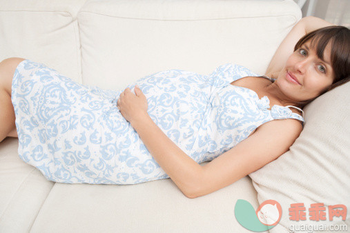 人,休闲装,沙发,人生大事,四分之三身长_130409604_Pregnant woman relaxing on sofa_创意图片_Getty Images China