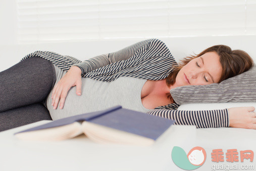 人,床,人生大事,生活方式,健康保健_148198431_Pregnant woman napping on sofa_创意图片_Getty Images China