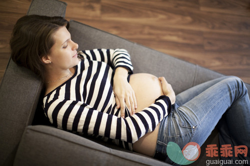 人,衣服,休闲装,住宅内部,沙发_gic14174934_Pregnancy_创意图片_Getty Images China