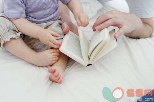 赤脚,书,白人,部分,家庭生活_gic14874688_Baby (6-11 months) and father looking into book_创意图片_Getty Images China