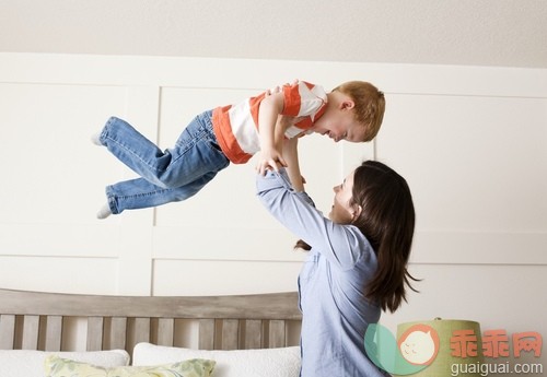 卧室,家庭生活,面部表情,拿着,室内_gic14874929_Mother playing with son_创意图片_Getty Images China